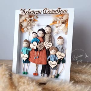 Ramka rodzinna makrama, personalizowana, z figurkami ze sznurka i drewna, dekoracja dla dziadków.