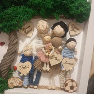 Rękodzieło rodzinne 3D: postacie z włóczki, drewniane detale z imionami, mech chrobotek.