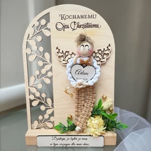 Podziękowanie dla Ojca Chrzestnego: drewniana tabliczka z aniołkiem makramowym, personalizowana. Drewno, sznurek makramowy.