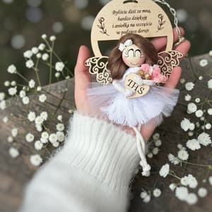 Aniołek podziękowanie, biały z drewnianą tabliczką, rękodzieło z drewna i tkaniny.
