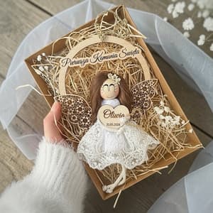 Aniołek komunijny, biała koronkowa sukienka, drewniane skrzydła, personalizowany. Drewno, koronka.
