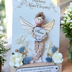 Pamiątka chrztu, aniołek makrama z suszonymi kwiatami w bieli i błękicie, personalizowana, z drewna i sznurka.