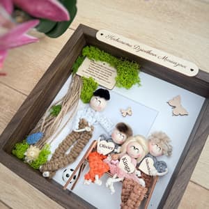 Ramka 3D personalizowana z figurkami makrama, naturalne kolory, sznurek, drewno i mech.