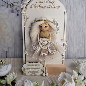 Aniołek, biało-beżowy, z haftowaną sukienką i drewnianymi detalami, z drewna, tkaniny i przędzy.