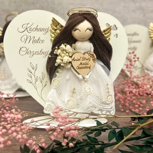 Ręcznie wykonana figurka anioła z drewna, tkaniny i włóczki, z białą koronką i złotymi akcentami.