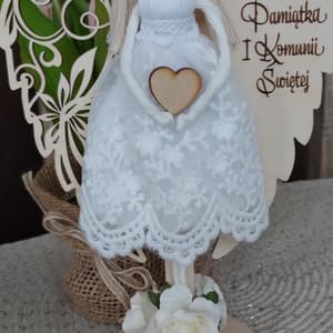 Figurka anioła, biała koronka, drewniane detale, pamiątka I Komunii Świętej.