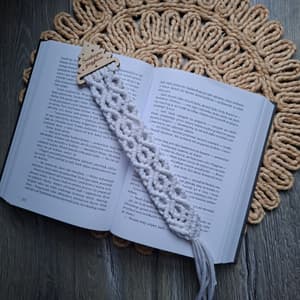 Zakładka do książki makrama, jasnoszara, z drewnianą zawieszką choinką, ze sznurka bawełnianego.
