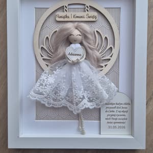 Pamiątka Komunii Świętej w obręczy: aniołek z koronki, biała, personalizowana, z drewna i sznurka.