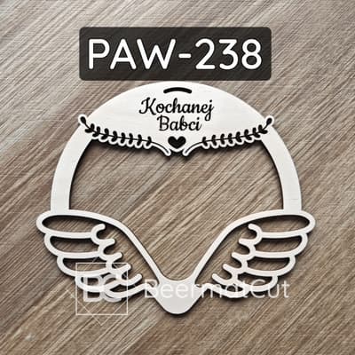 Skrzydła na obręczy ze sklejki wycinanej laserowo, ozdoba aniołka makramowego z dedykacją "Kochanej Babci".