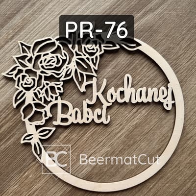Obręcz do makramy wycinana laserowo ze sklejki, z napisem "Kochanej Babci" i motywem róż.