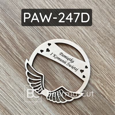 Skrzydła na obręczy z grawerowanej sklejki, pamiątka I Komunii Świętej.