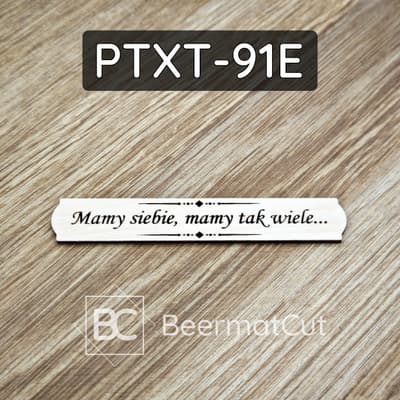 Tabliczka laserowana ze sklejki z napisem "Mamy siebie, mamy tak wiele..." do dekoracji wnętrz.