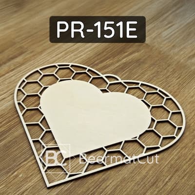 Baza do makramy ze sklejki wycinana laserowo w kształcie serca z wzorem plastra miodu.