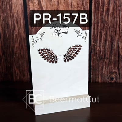 Baza do makramy na podstawce ze sklejki, wycinana laserowo, z grawerem skrzydeł i napisem "Kochanej Mamie".