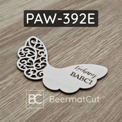 Skrzydło anioła ze sklejki wycinanej laserowo, z grawerem "Kochanej BABCI" do dekoracji makramy.