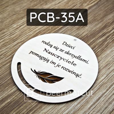 Baza do makramy ze sklejki laserowanej, z cytatem dla nauczyciela i motywem pióra.
