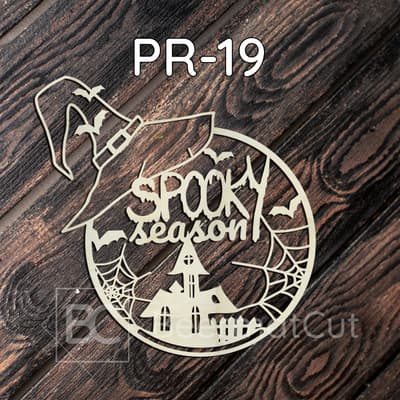 Halloweenowa obręcz do makramy ze sklejki wycinana laserowo z motywem Spooky Season i czarownicy.