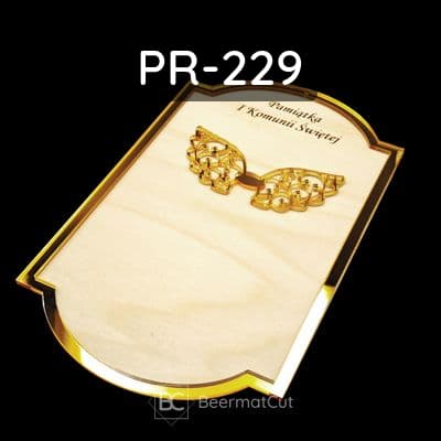 Baza do makramy laserowana ze sklejki i plexi, ze skrzydłami i napisem I Komunii Świętej.
