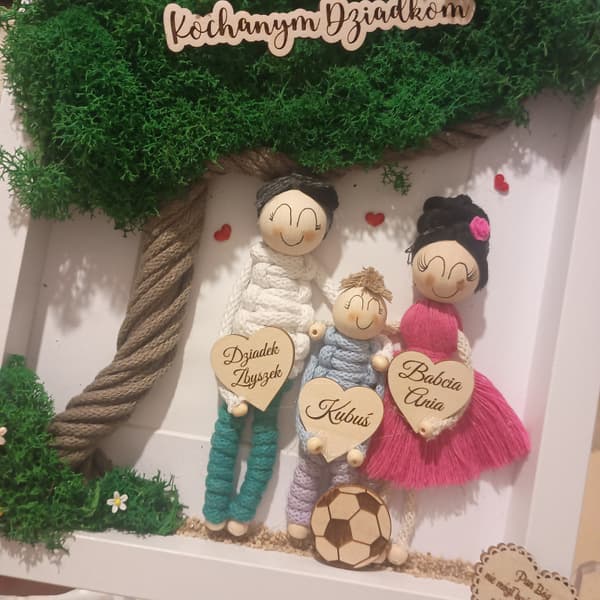 Ramka 3D z figurkami dziadków i wnuka pod drzewem z mchu, personalizowana, z drewnianymi detalami.