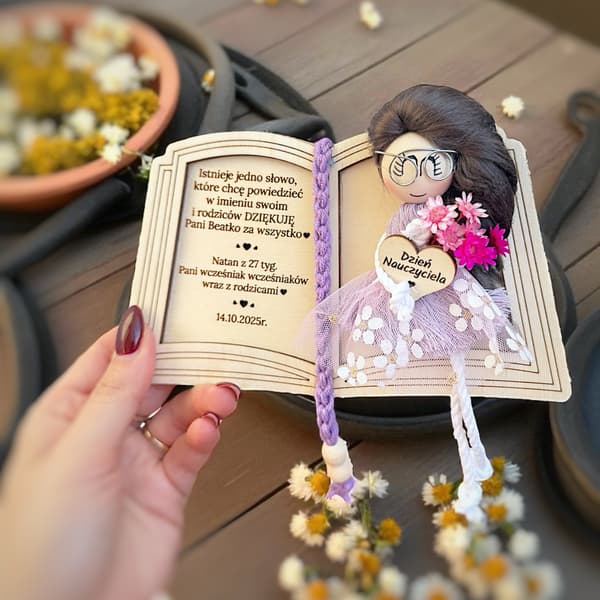 Podziękowanie grawerowane z drewna, personalizowana lalka tekstylna w fioletowej sukience z haftem.