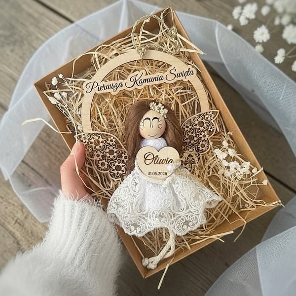 Aniołek komunijny, biała koronkowa sukienka, drewniane skrzydła, personalizowany. Drewno, koronka.