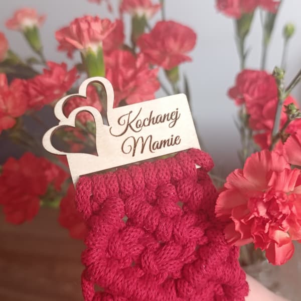 Zakładka pleciona z czerwonego sznurka bawełnianego, z drewnianym elementem "Kochanej Mamie".