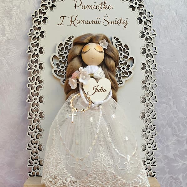 Pamiątka komunijna, biała figurka anioła z plecionymi włosami, wykonana z koronki i drewna.