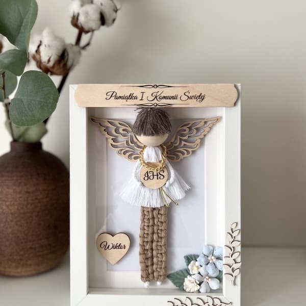 Ramka pamiątkowa z aniołem makrama, neutralna kolorystyka, personalizowana, sznurek bawełniany i drewno.